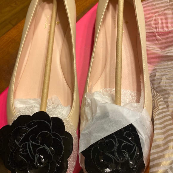 NWT in box Kate spade flats. Never worn. - Picture 5 of 8